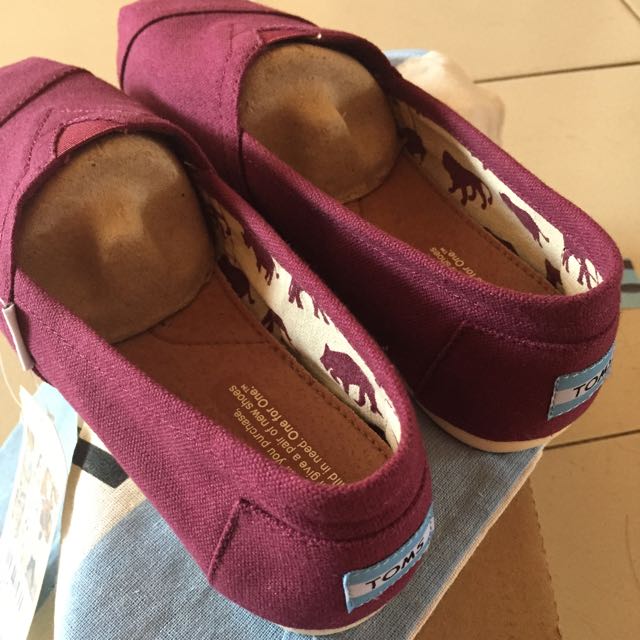 burgundy toms womens