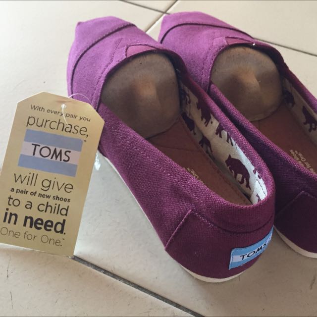 burgundy toms womens