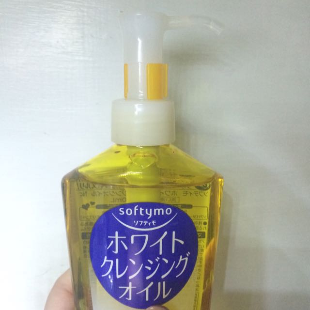 Softymo White Cleansing Oil (Category: Face Care) located in Las Pinas. Submitted by ellearr (Listing ID 94907587, Image 2). Description: .