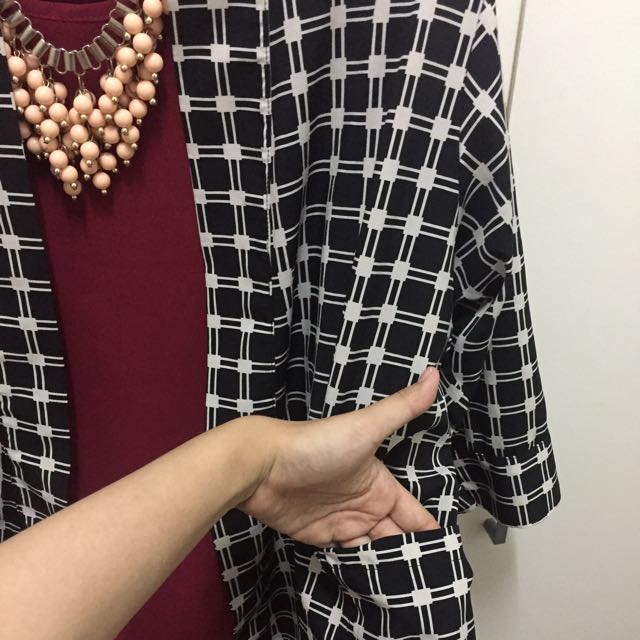 Checkered Jacket (Category: Coats, Jackets and Outerwear) located in Petaling Jaya. Submitted by imnsfa17 (Listing ID 95104490, Image 3). Description: Very good condition, freesize, have two side pockets. Very light can be wear during sunny day. Pair with jeans to get casual looks or wear with pleat pants and heels to office. Not for fussy buyer 😁.