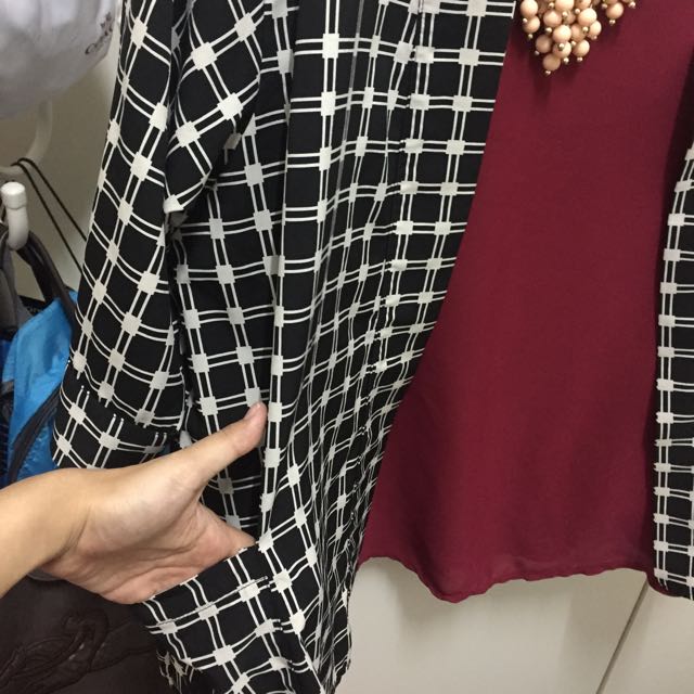 Checkered Jacket (Category: Coats, Jackets and Outerwear) located in Petaling Jaya. Submitted by imnsfa17 (Listing ID 95104490, Image 2). Description: Very good condition, freesize, have two side pockets. Very light can be wear during sunny day. Pair with jeans to get casual looks or wear with pleat pants and heels to office. Not for fussy buyer 😁.