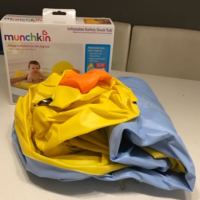 Munchkin Inflatable Safety Duck Tub, Babies & Kids, Bathing & Changing