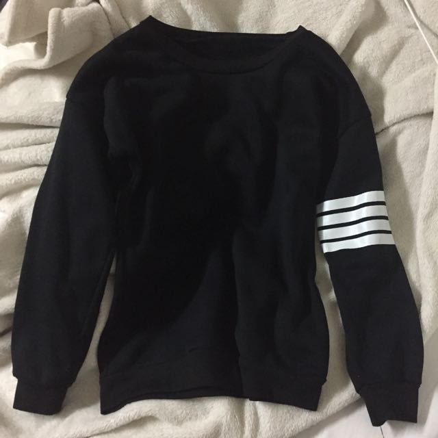black pullover (Category: Coats, Jackets and Outerwear) located in Singapore. Submitted by clotheslol (Listing ID 95507499, Image 3). Description: .