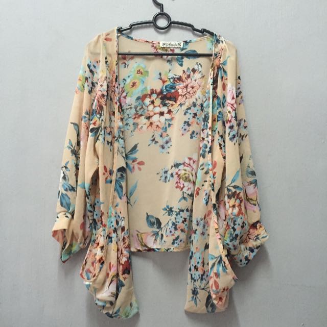 Floral Cardi, Women's Fashion, Coats, Jackets and Outerwear on Carousell