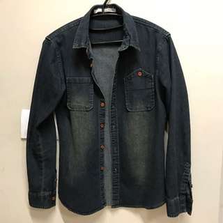 深藍色牛仔上衣