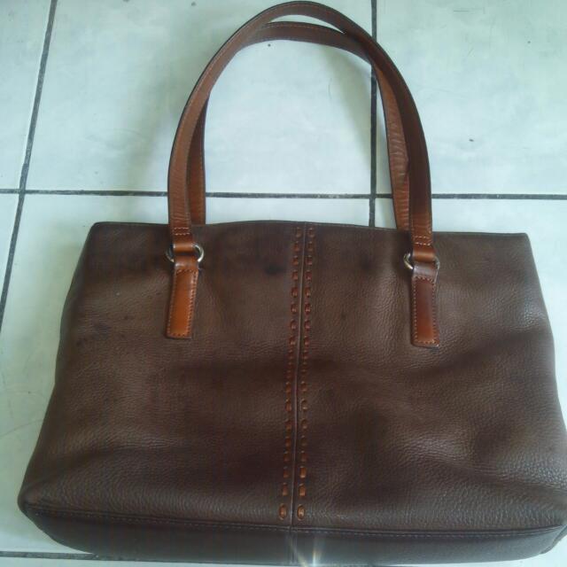 Authentic Fossil Pure Leather bag (Category: Luxury Bags & Wallets) located in Makati City. Submitted by relovemycloset (Listing ID 96547662, Image 1). Description: 4 compartments 2 pockets Since it's pure leather color changes a bit due to weather changes Dimensions: 11' L 14' W 3' d with serial embossed on bag #sweldojan.