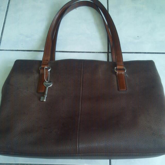 Authentic Fossil Pure Leather bag (Category: Luxury Bags & Wallets) located in Makati City. Submitted by relovemycloset (Listing ID 96547662, Image 2). Description: 4 compartments 2 pockets Since it's pure leather color changes a bit due to weather changes Dimensions: 11' L 14' W 3' d with serial embossed on bag #sweldojan.
