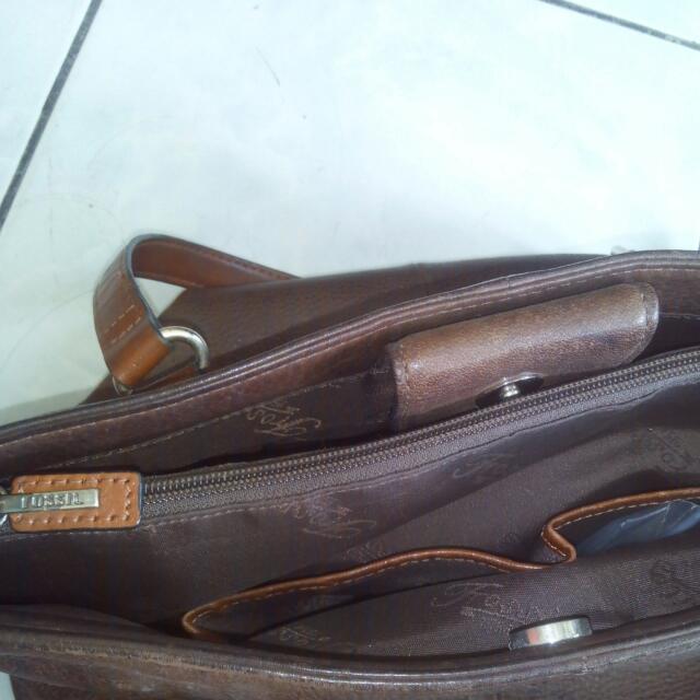 Authentic Fossil Pure Leather bag (Category: Luxury Bags & Wallets) located in Makati City. Submitted by relovemycloset (Listing ID 96547662, Image 3). Description: 4 compartments 2 pockets Since it's pure leather color changes a bit due to weather changes Dimensions: 11' L 14' W 3' d with serial embossed on bag #sweldojan.
