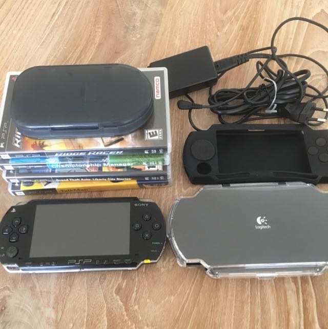 Sony PSP1000 (PSP 1000) With Games and Cases, Video Gaming, Video Game