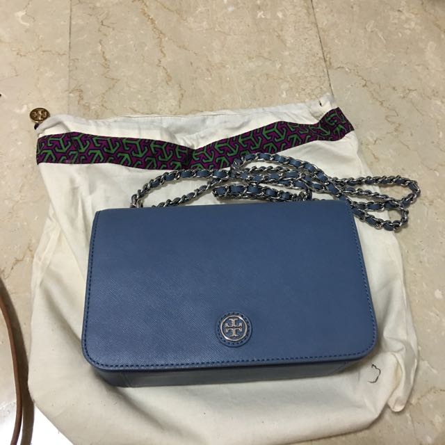 V Gd Cond $220 Tory Burch Robinson Sling Bag In Powder Blue, Women's  Fashion, Bags & Wallets, Cross-body Bags on Carousell