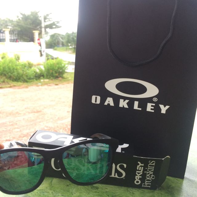 Oakley Frogskins, Men's Fashion, Watches & Accessories, Sunglasses ...