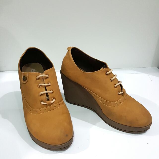 Sepatu Boot Elizabeth Size 36 Fesyen Wanita Sepatu Di Carousell