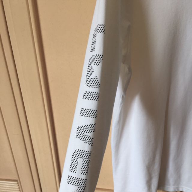 converse pullover (Category: Hoodies) located in Singapore. Submitted by johnnnsss (Listing ID 97317451, Image 2). Description: .