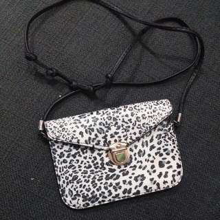 PRE-LOVED ITEM!!! 



For Leopard Printz Lover!!!! 

Small Sling Bag

Can Put Handphone,  Money,  Cards. 
But Not Purse!  Because Is Small !!! 


for Casual Wear And Easy Outing! #MFEB20