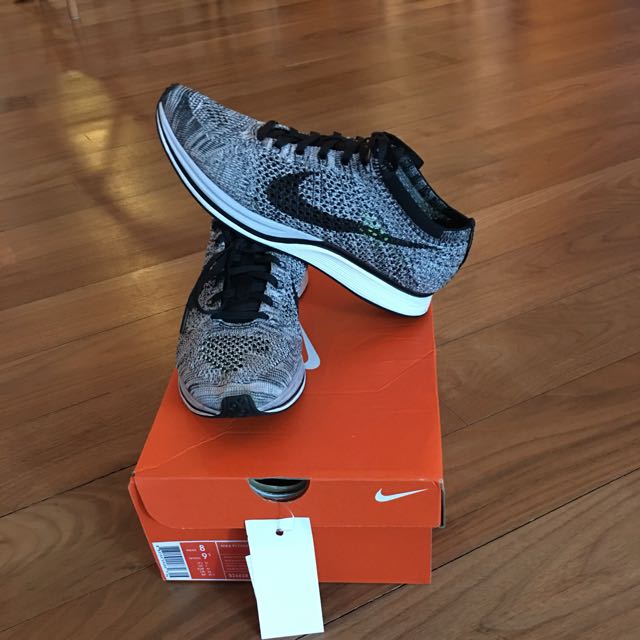 nike flyknit racer oreo volt