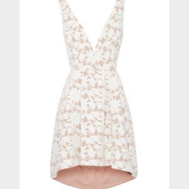 white dress sheike