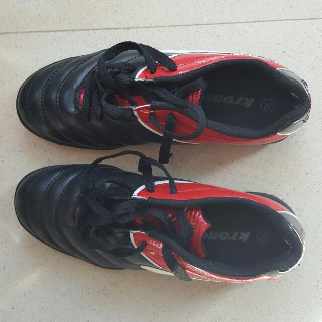 soccer shoes, Women's Fashion, Footwear, Sneakers on Carousell