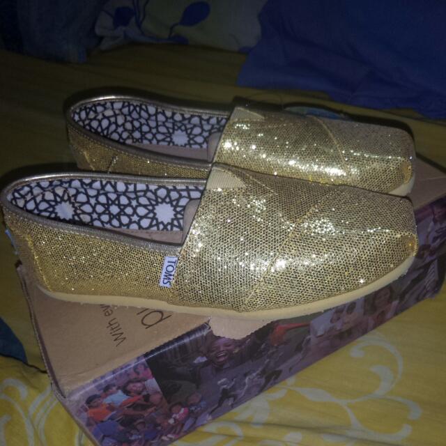 Gold sparkly toms shop