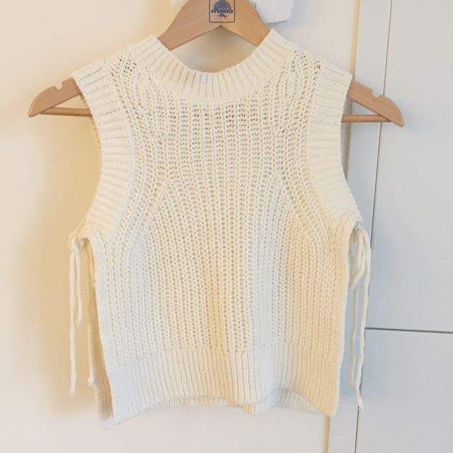 NWT Wilfred Free tiny bra top from Aritzia, Women's Fashion, Clothes on  Carousell