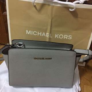 Michael Kors 灰色斜肩背包