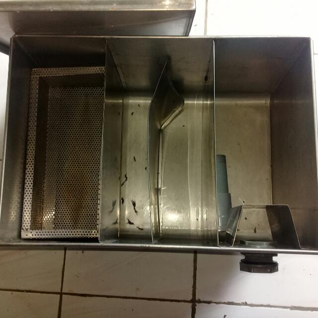 Perangkap Minyak Dan Rebusan Air Panas Peralatan Dapur Di Carou