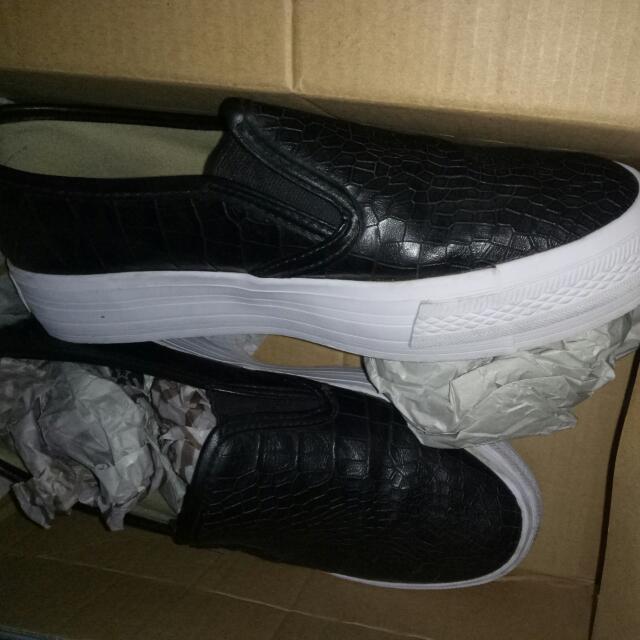 Reprice Slip On North Star Hitam Fesyen Wanita Sepatu Di Carousell