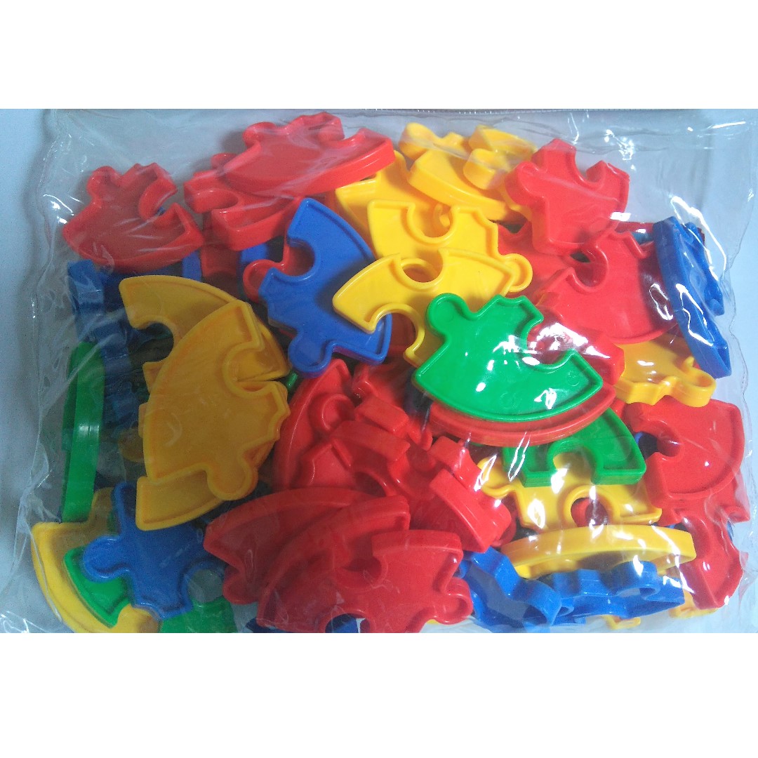 Train Building Blocks (Category: Lego & Building Sets) located in Singapore. Submitted by abrar.ismail (Listing ID 99219829, Image 1). Description: .