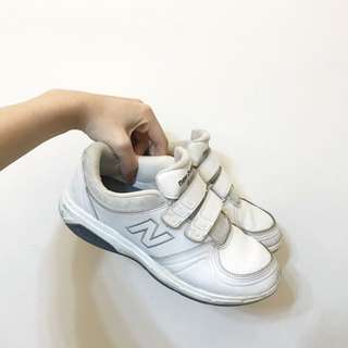 New Balance 魔鬼氈白鞋