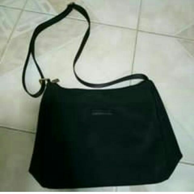 girbaud sling bag