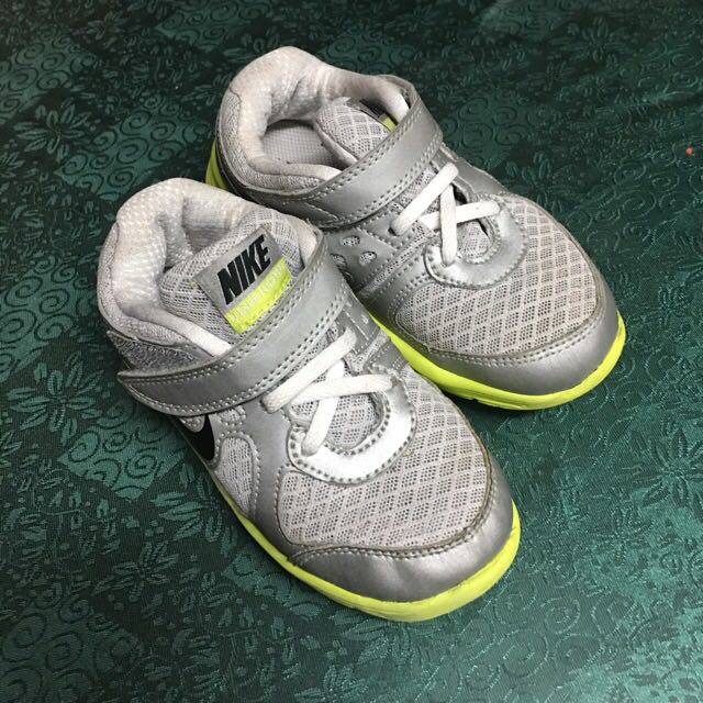 Size 4 baby outlet girl nikes