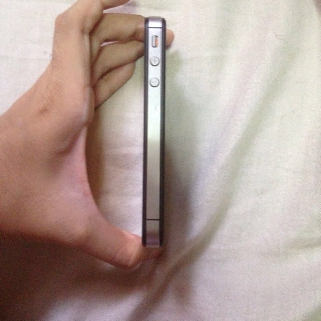 Iphone 4s 16GB (Category: Others) located in Manila. Submitted by danalou (Listing ID 99397710, Image 2). Description: Crisp condition Open line With box With charger With clear tempered glass Issues: Low battery life.