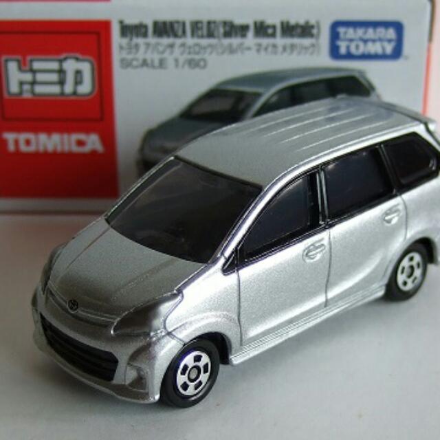 tomica avanza veloz