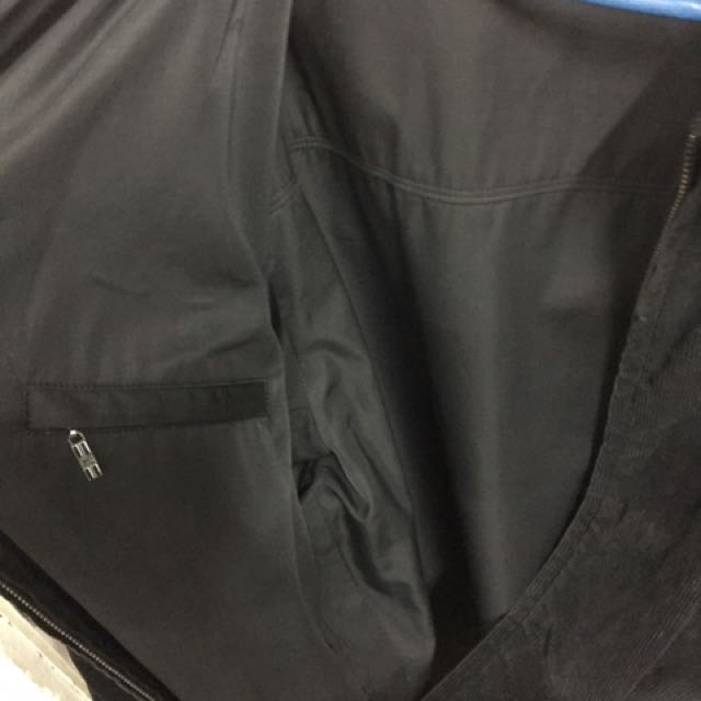Jacket Hitam (Category: Coats, Jackets and Outerwear) located in Petaling Jaya. Submitted by swimax (Listing ID 100297821, Image 2). Description: .