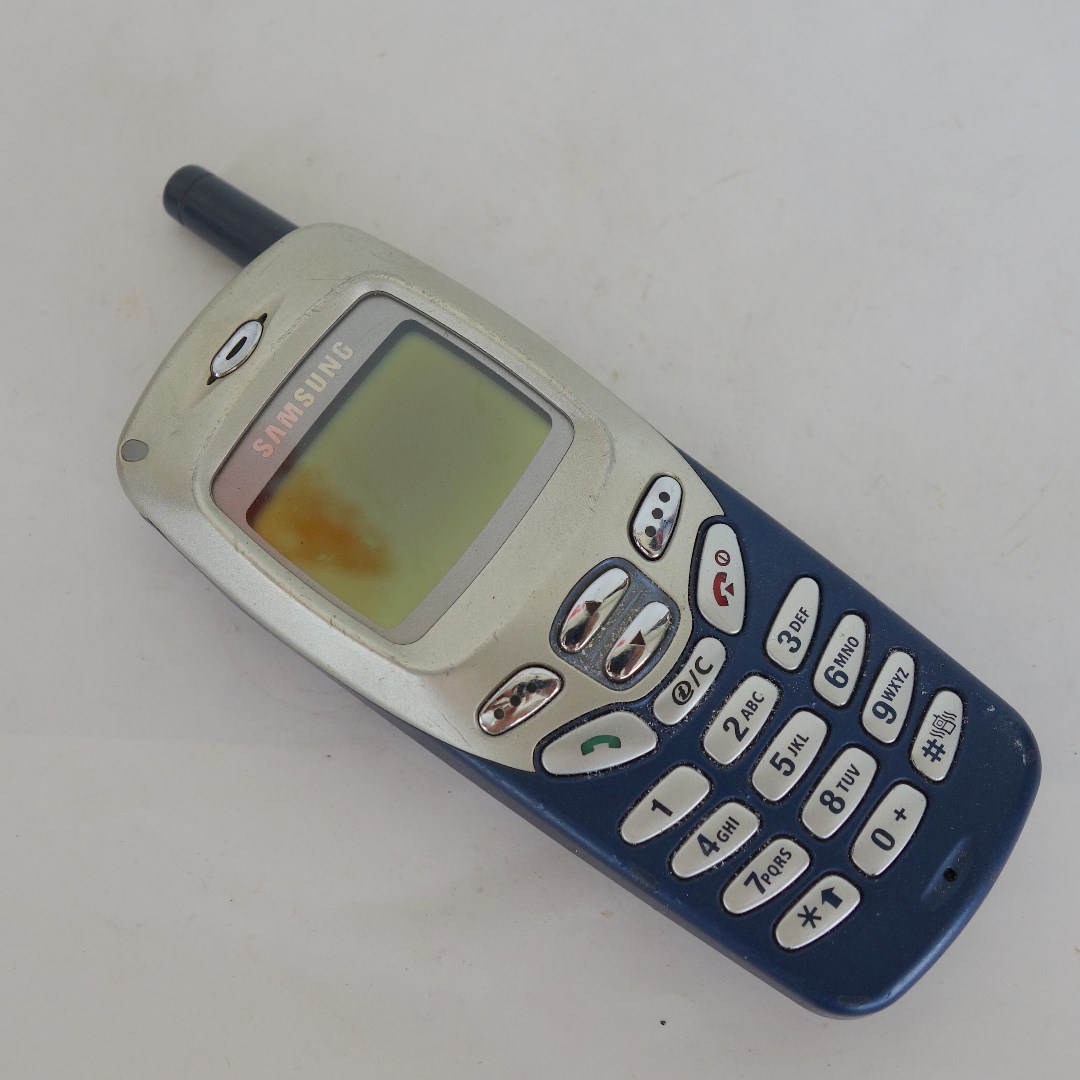 Rare Gsm Mobile Handphone Samsung Model R220gsmh Made In Korea Women S Fashion Jewelry Organisers Precious Stones On Carousell