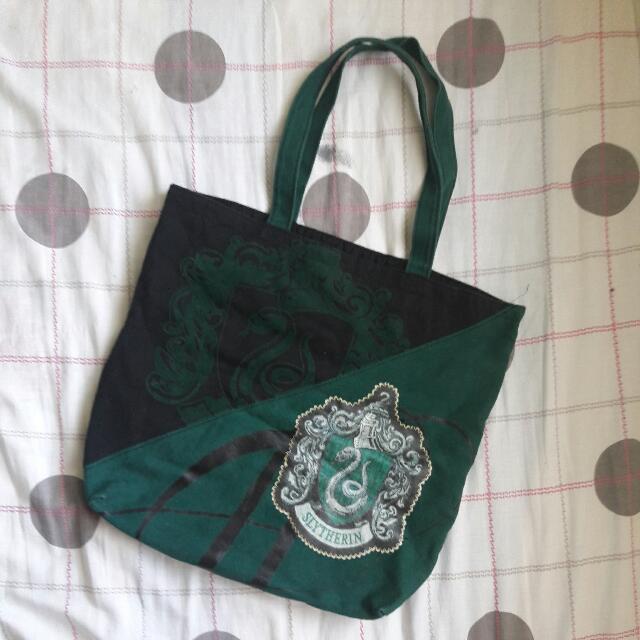 Harry Potter Slytherin Tote Bag (Category: Purses & Pouches) located in Manila. Submitted by jessekinkman (Listing ID 100356587, Image 1). Description: .