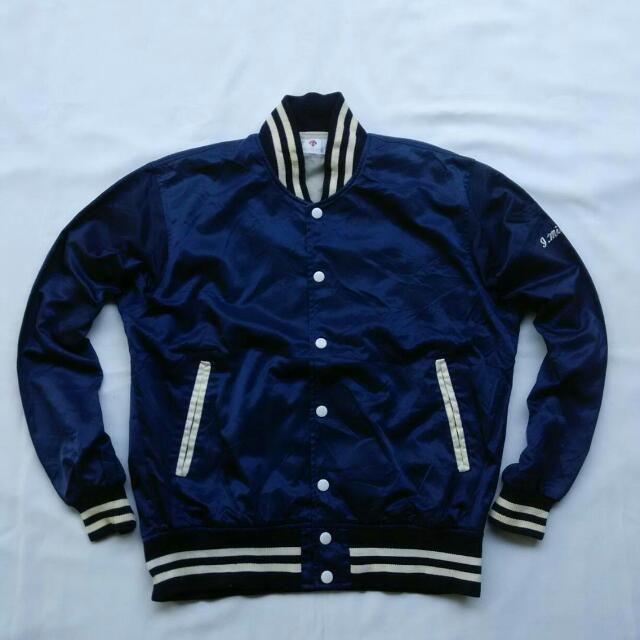 Jaket Varsity Descente, Fesyen Pria, Pakaian Atasan di Carousell