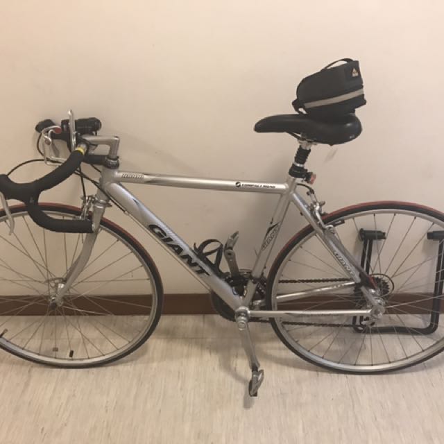 Giant r1000 road bike best sale