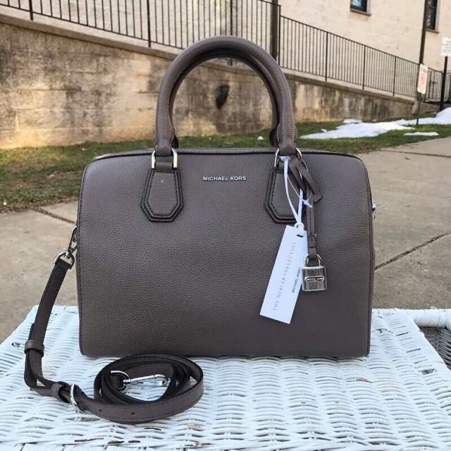 MICHAEL KORS MERCER MEDIUM DUFFLE LEATHER IN CINDER, Women's Fashion, Bags  & Wallets, Purses & Pouches on Carousell