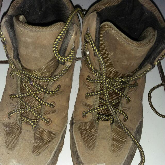 Sepatu Gunung Hiking Merk Snta Barang Yang Dicari Di Carousell