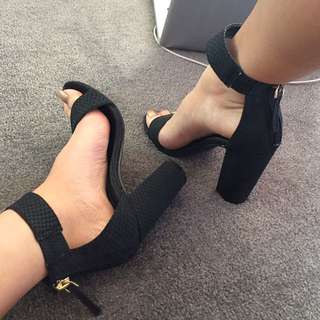 PIED A TERRE black heels