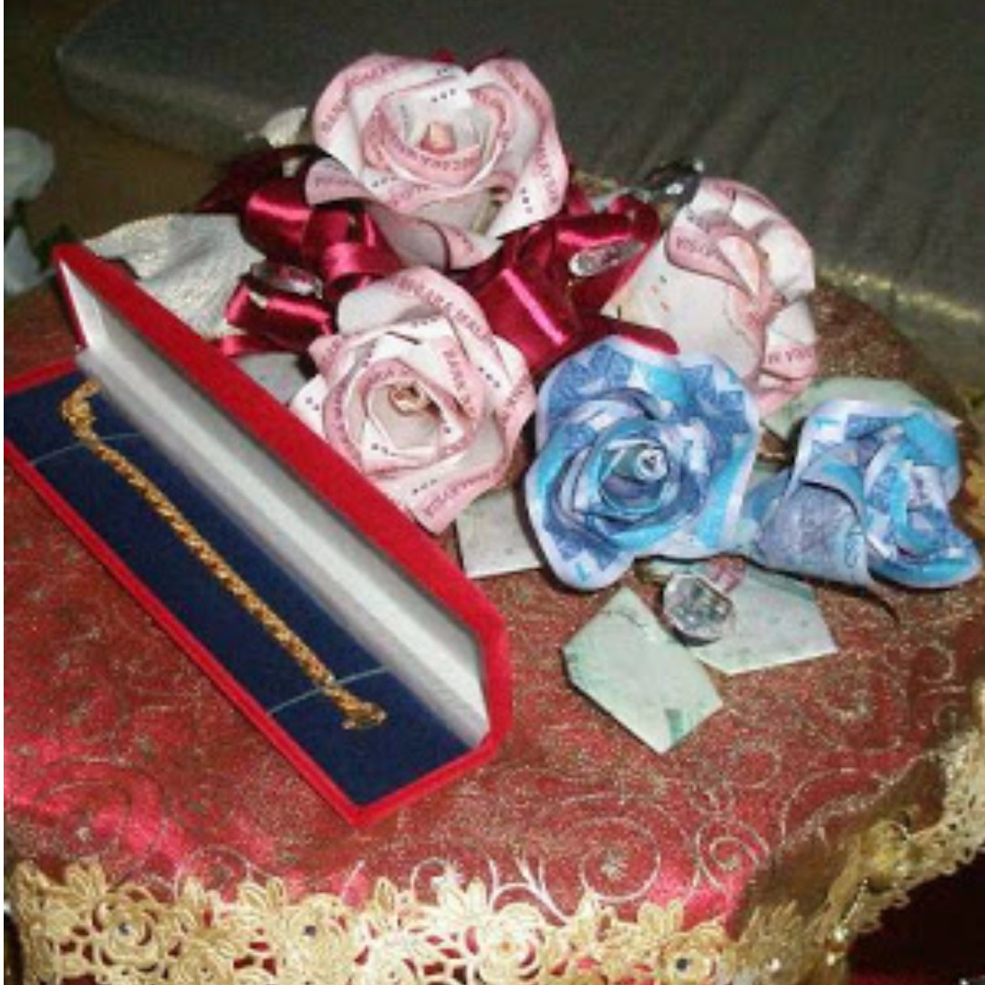 Kotak duit hantaran, Hobbies & Toys, Stationery & Craft, Flowers & Bouquets  on Carousell