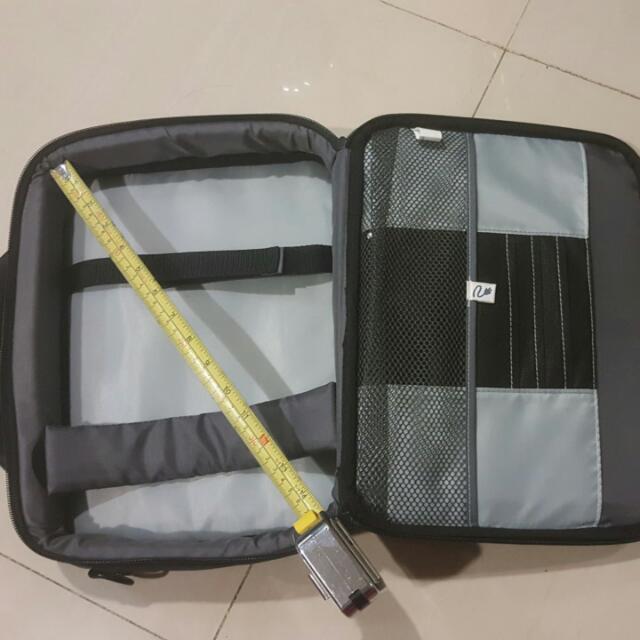 Case Logic (Category: Other Accessories) located in Singapore. Submitted by ziyter (Listing ID 101189433, Image 2). Description: Case Logic laptop bag Condition: 9.5/10 Used less than 10 times for overseas trip Dimensions : about 32cm by 24cm for the interior Has thick sponging protection and bag has a firm shape. Has a padded sling. Wear marks on ring that connect to the sling Bought at $70 Selling at $45.