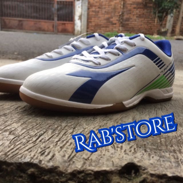 Sepatu Futsal Diadora Original 7fifty White Fesyen Pria Sepatu Di Carousell