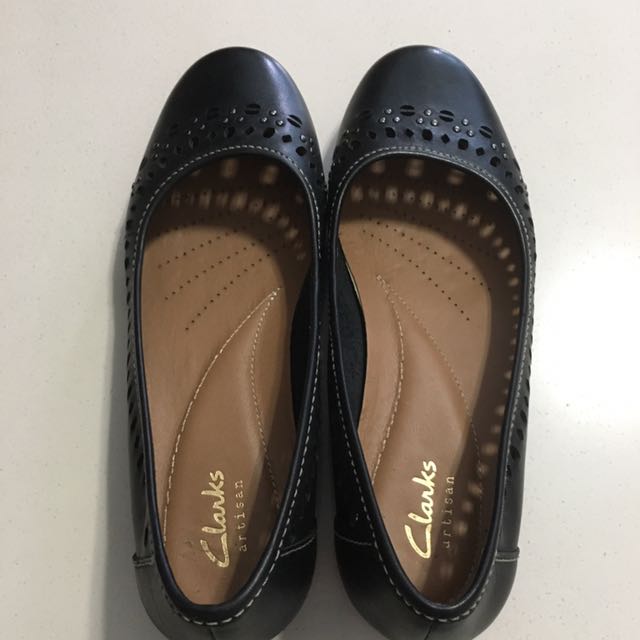 Reserved) Clarks Artisan Ladies Shoe (Authentic), Women's Fashion, Flipflops and Slides on Carousell