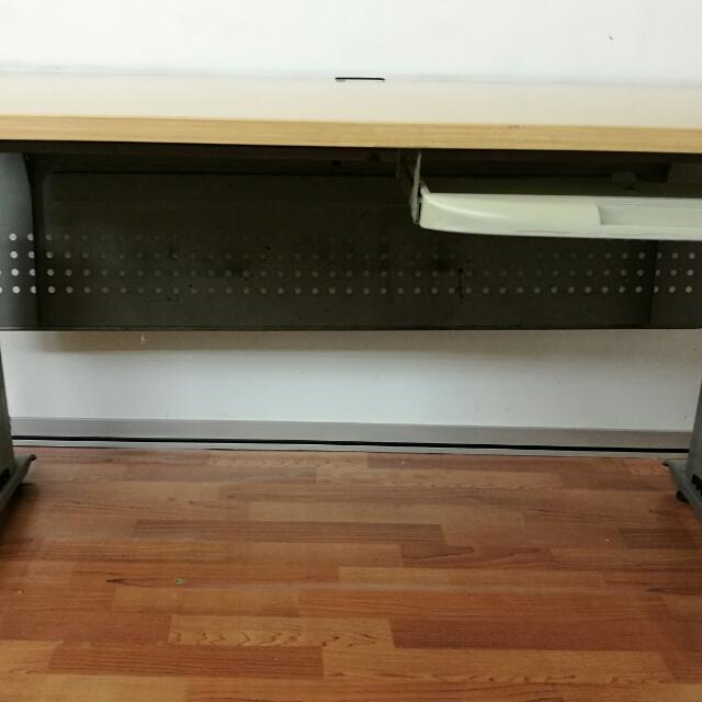 Nice Working Table (Category: Tables & Sets) located in Singapore. Submitted by vincent_88 (Listing ID 101429191, Image 1). Description: .