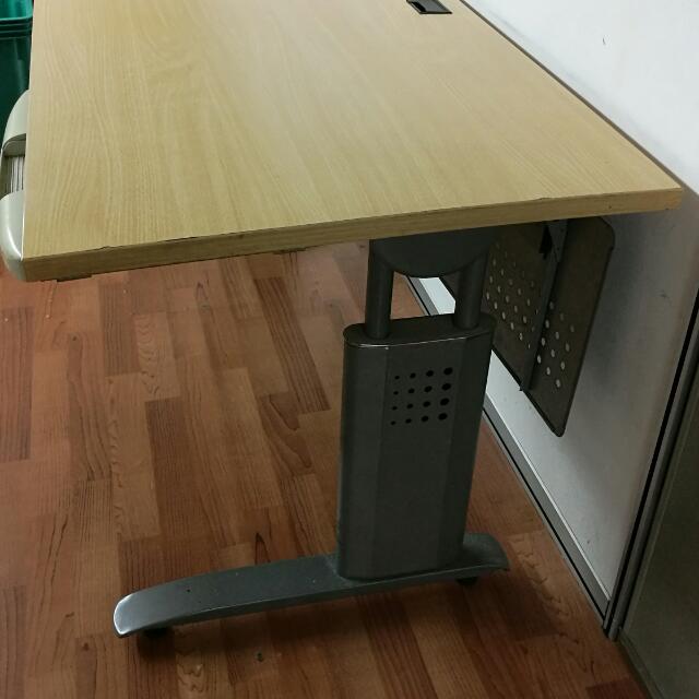 Nice Working Table (Category: Tables & Sets) located in Singapore. Submitted by vincent_88 (Listing ID 101429191, Image 3). Description: .