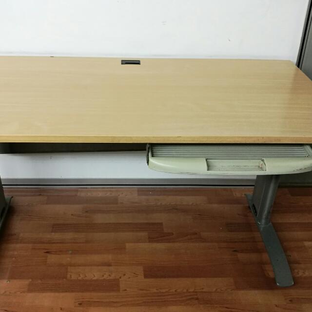 Nice Working Table (Category: Tables & Sets) located in Singapore. Submitted by vincent_88 (Listing ID 101429191, Image 2). Description: .