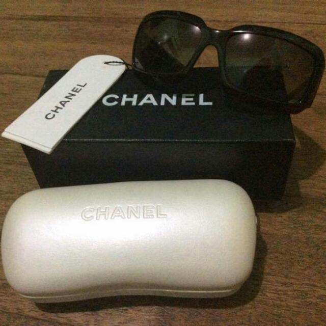 Authentic Chanel Sunglass (shades) (Category: Luxury Accessories) located in Quezon City. Submitted by go_sell_and_buy (Listing ID 101693696, Image 1). Description: .