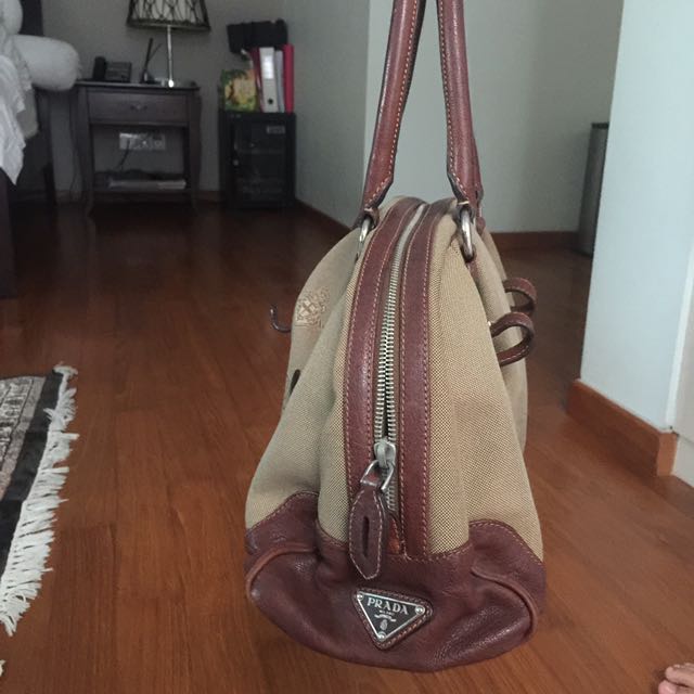 Prada Handbag (Category: Bags & Wallets) located in Singapore. Submitted by dragonkhaleesi (Listing ID 101693713, Image 2). Description: .
