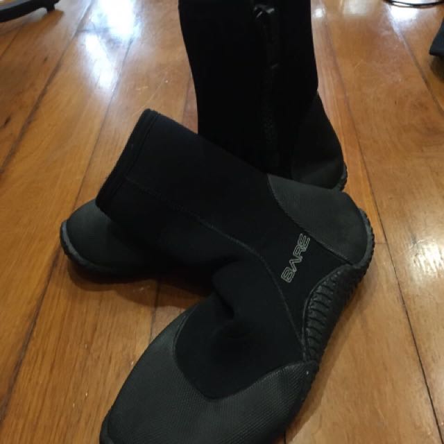 Bare Diving Booties (Category: Water Sports) located in Singapore. Submitted by halosayang (Listing ID 101879536, Image 1). Description: .